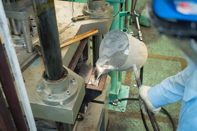 Operator pouring aluminum molten in to high precision casting mold, Alunimun foundry process manufacturing, pouring high temperature aluminum molten