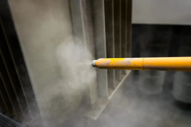 Aluteil wird mit Pulversprühpistole beschichtet