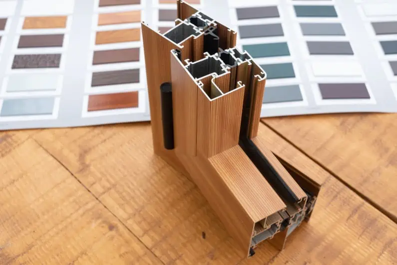 Fensterrahmen aus Aluminium mit Holzoptik